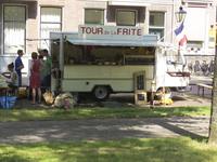 907299 Afbeelding van de 'TOUR de la FRITE'-kraam op de Maliebaan te Utrecht, voor de officiële start van de Tour de ...